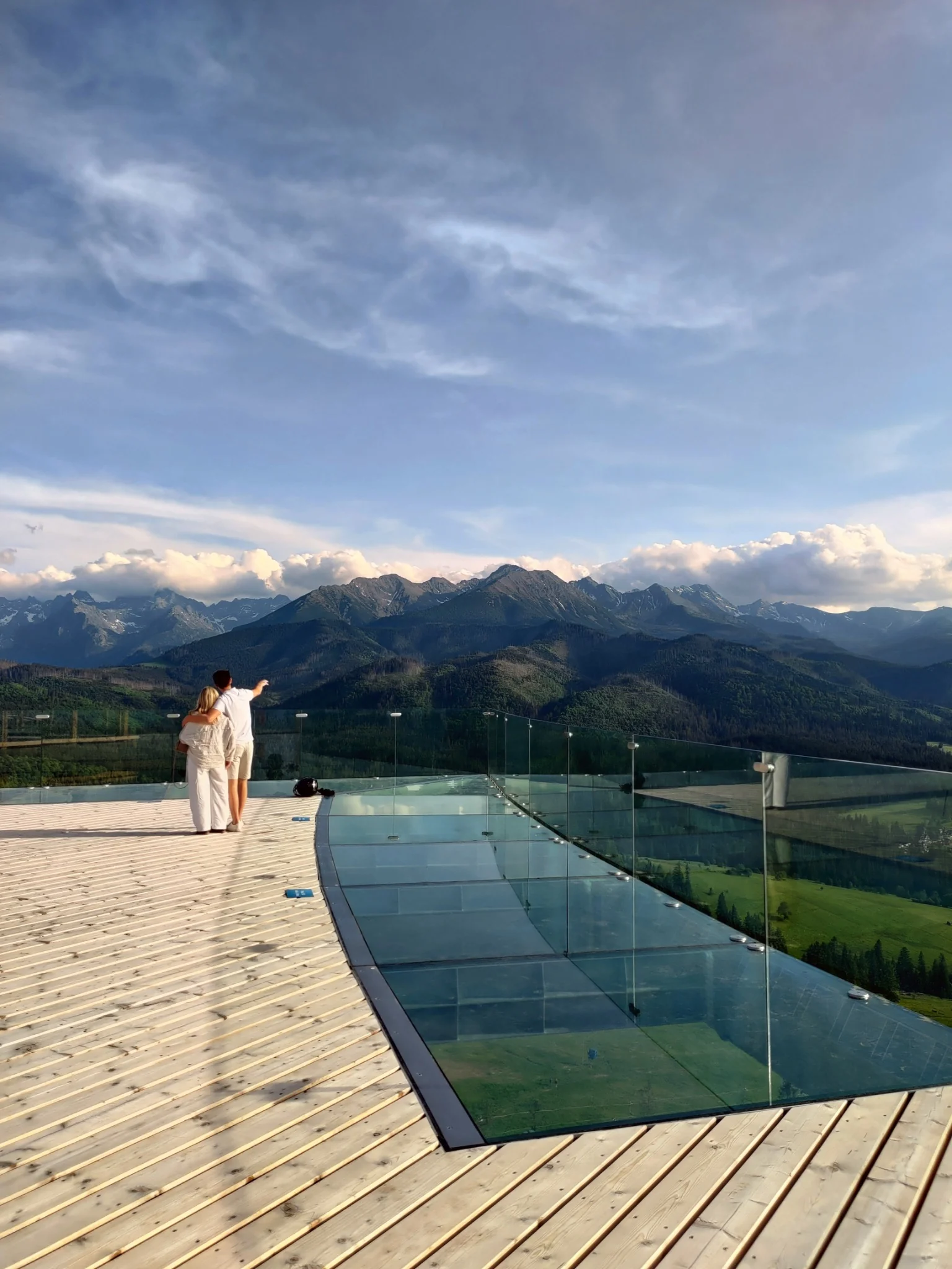 Couple enjoying the Tatra Mountain panorama from SkyWalk